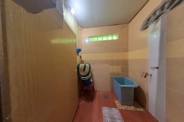 RUMAH BANGLO SETINGKAT DI WAKAF BARU, GONG BADAK BERDEKATAN SABASUN GONG BADAK