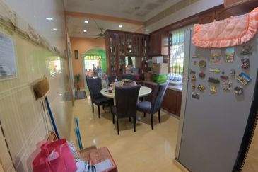 RUMAH BANGLO SETINGKAT DI WAKAF BARU, GONG BADAK BERDEKATAN SABASUN GONG BADAK