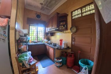 RUMAH BANGLO SETINGKAT DI WAKAF BARU, GONG BADAK BERDEKATAN SABASUN GONG BADAK