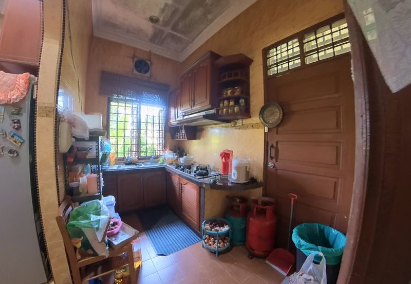 RUMAH BANGLO SETINGKAT DI WAKAF BARU, GONG BADAK BERDEKATAN SABASUN GONG BADAK