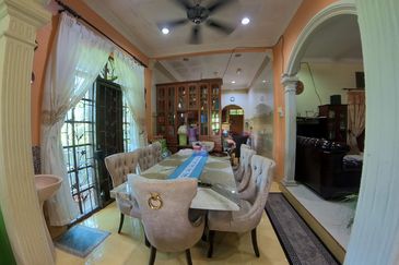 RUMAH BANGLO SETINGKAT DI WAKAF BARU, GONG BADAK BERDEKATAN SABASUN GONG BADAK