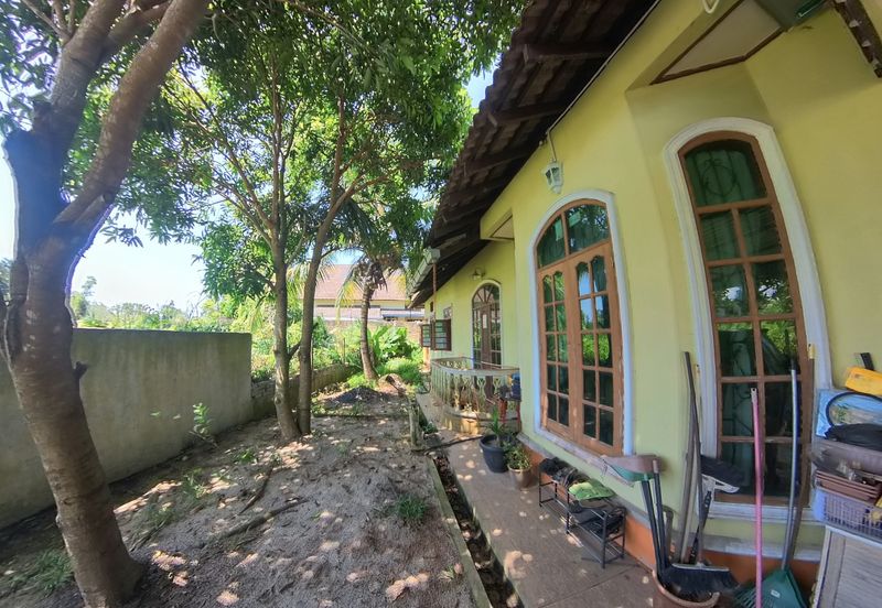 RUMAH BANGLO SETINGKAT DI WAKAF BARU, GONG BADAK BERDEKATAN SABASUN GONG BADAK