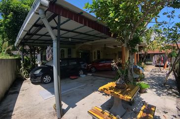 RUMAH BANGLO SETINGKAT DI WAKAF BARU, GONG BADAK BERDEKATAN SABASUN GONG BADAK