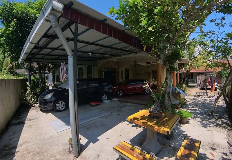 RUMAH BANGLO SETINGKAT DI WAKAF BARU, GONG BADAK BERDEKATAN SABASUN GONG BADAK