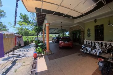 RUMAH BANGLO SETINGKAT DI WAKAF BARU, GONG BADAK BERDEKATAN SABASUN GONG BADAK