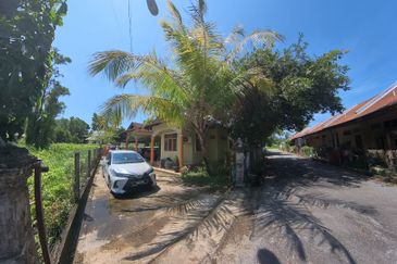 RUMAH BANGLO SETINGKAT DI WAKAF BARU, GONG BADAK BERDEKATAN SABASUN GONG BADAK