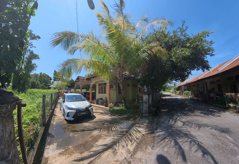 RUMAH BANGLO SETINGKAT DI WAKAF BARU, GONG BADAK BERDEKATAN SABASUN GONG BADAK