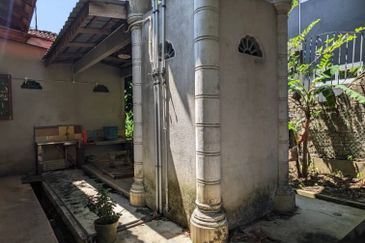 RUMAH BANGLO SETINGKAT DI WAKAF BARU, GONG BADAK BERDEKATAN SABASUN GONG BADAK