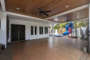 (FULLY FURNISHED) DOUBLE STOREY LUXURY VILLA AT BATU BURUK, KUALA TERENGGANU