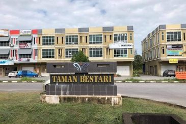 [TERMURAH] SHOPLOT 3 TINGKAT DI TAMAN BESTARI, GONG BADAK DEPAN ILP