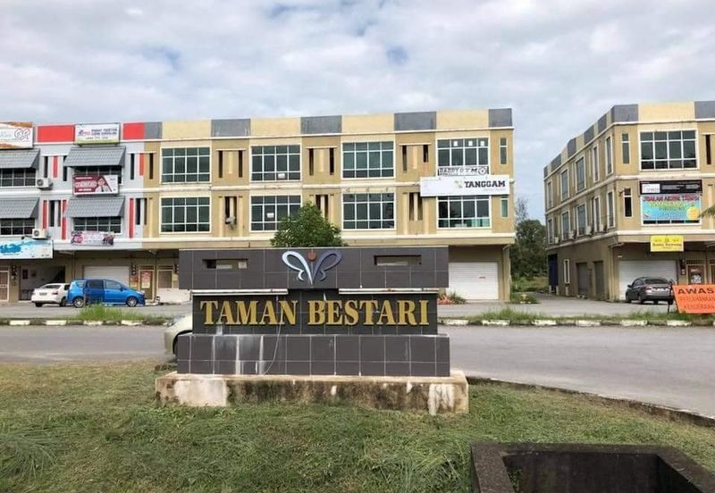 [TERMURAH] SHOPLOT 3 TINGKAT DI TAMAN BESTARI, GONG BADAK DEPAN ILP