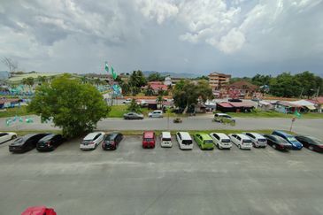 [TERMURAH] SHOPLOT 3 TINGKAT DI TAMAN BESTARI, GONG BADAK DEPAN ILP