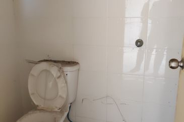 [TERMURAH] SHOPLOT 3 TINGKAT DI TAMAN BESTARI, GONG BADAK DEPAN ILP