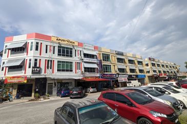 [TERMURAH] SHOPLOT 3 TINGKAT DI TAMAN BESTARI, GONG BADAK DEPAN ILP