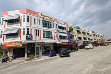 [TERMURAH] SHOPLOT 3 TINGKAT DI TAMAN BESTARI, GONG BADAK DEPAN ILP