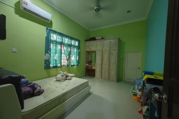 RUMAH BANGLO SETINGKAT DI TOK JIRING, KUALA NERUS TERENGGANU BERDEKATAN SMKA DATO' HAJI ABBAS