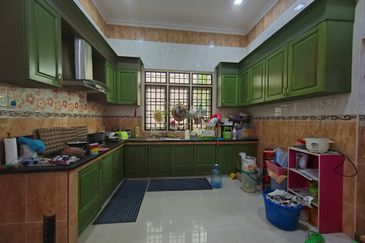 RUMAH BANGLO SETINGKAT DI TOK JIRING, KUALA NERUS TERENGGANU BERDEKATAN SMKA DATO' HAJI ABBAS