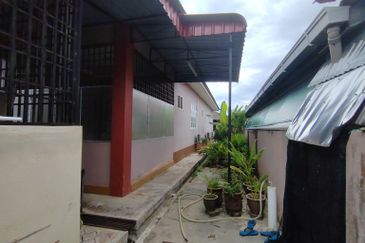 RUMAH BANGLO SETINGKAT DI TOK JIRING, KUALA NERUS TERENGGANU BERDEKATAN SMKA DATO' HAJI ABBAS