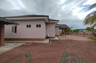 RUMAH BANGLO SETINGKAT DI TOK JIRING, KUALA NERUS TERENGGANU BERDEKATAN SMKA DATO' HAJI ABBAS
