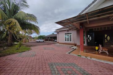 RUMAH BANGLO SETINGKAT DI TOK JIRING, KUALA NERUS TERENGGANU BERDEKATAN SMKA DATO' HAJI ABBAS