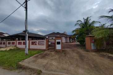 RUMAH BANGLO SETINGKAT DI TOK JIRING, KUALA NERUS TERENGGANU BERDEKATAN SMKA DATO' HAJI ABBAS