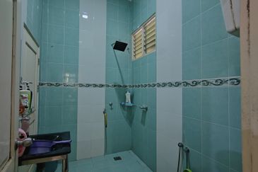 RUMAH BANGLO SETINGKAT DI TOK JIRING, KUALA NERUS TERENGGANU BERDEKATAN SMKA DATO' HAJI ABBAS