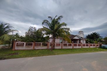 RUMAH BANGLO SETINGKAT DI TOK JIRING, KUALA NERUS TERENGGANU BERDEKATAN SMKA DATO' HAJI ABBAS