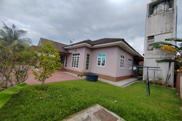 RUMAH BANGLO SETINGKAT DI TOK JIRING, KUALA NERUS TERENGGANU BERDEKATAN SMKA DATO' HAJI ABBAS