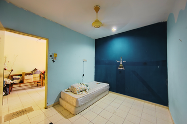 𝐑𝐮𝐦𝐚𝐡 𝐓𝐞𝐫𝐞𝐬 𝐒𝐞𝐭𝐢𝐧𝐠𝐤𝐚𝐭 𝐝𝐢 𝐓𝐚𝐦𝐚𝐧 𝐒𝐞𝐦𝐚𝐫𝐚𝐤 𝐁𝐮𝐤𝐢𝐭 𝐓𝐮𝐧𝐠𝐠𝐚𝐥, 𝐊𝐮𝐚𝐥𝐚 𝐍𝐞𝐫𝐮𝐬, 𝐓𝐞𝐫𝐞𝐧𝐠𝐠𝐚𝐧𝐮