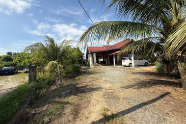 Banglo Setingkat di Kg. Alor Lit, Bukit Payong Terengganu