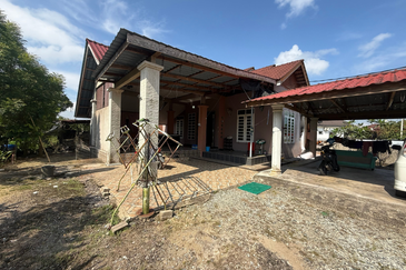 Banglo Setingkat di Kg. Alor Lit, Bukit Payong Terengganu
