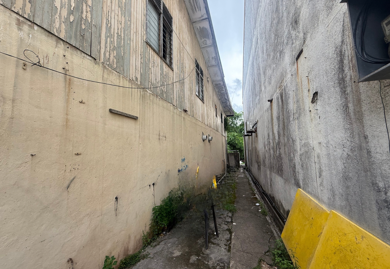 Shoplot 2 Tingkat di Batu Buruk mengadap Jalan Utama ke Bandaraya Kuala Terengganu