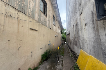 Shoplot 2 Tingkat di Batu Buruk mengadap Jalan Utama ke Bandaraya Kuala Terengganu