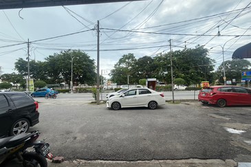 Shoplot 2 Tingkat di Batu Buruk mengadap Jalan Utama ke Bandaraya Kuala Terengganu
