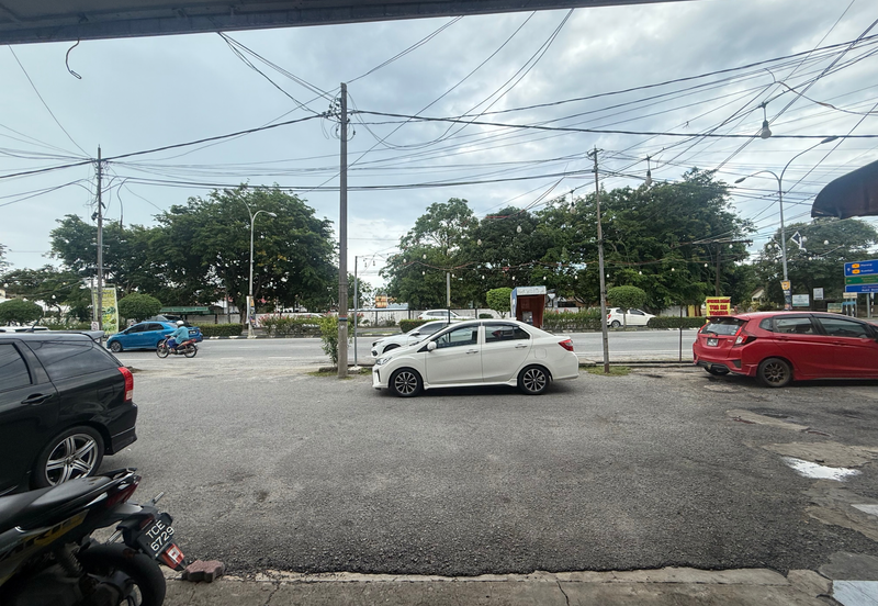 Shoplot 2 Tingkat di Batu Buruk mengadap Jalan Utama ke Bandaraya Kuala Terengganu