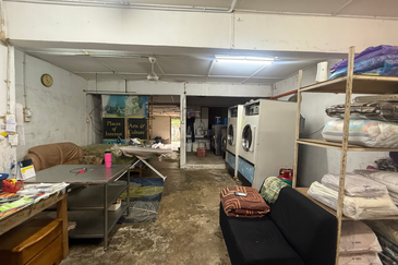 Shoplot 2 Tingkat di Batu Buruk mengadap Jalan Utama ke Bandaraya Kuala Terengganu