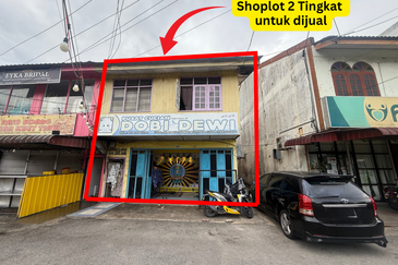 Shoplot 2 Tingkat di Batu Buruk mengadap Jalan Utama ke Bandaraya Kuala Terengganu