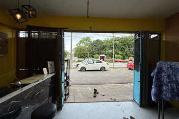 Shoplot 2 Tingkat di Batu Buruk mengadap Jalan Utama ke Bandaraya Kuala Terengganu