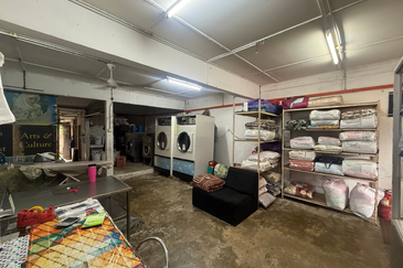 Shoplot 2 Tingkat di Batu Buruk mengadap Jalan Utama ke Bandaraya Kuala Terengganu