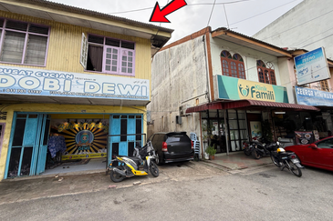 Shoplot 2 Tingkat di Batu Buruk mengadap Jalan Utama ke Bandaraya Kuala Terengganu