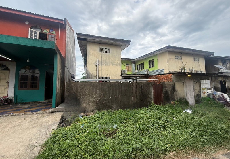 Shoplot 2 Tingkat di Batu Buruk mengadap Jalan Utama ke Bandaraya Kuala Terengganu