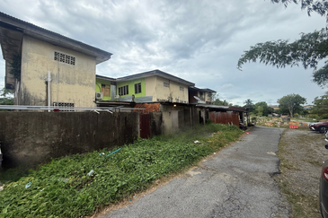 Shoplot 2 Tingkat di Batu Buruk mengadap Jalan Utama ke Bandaraya Kuala Terengganu
