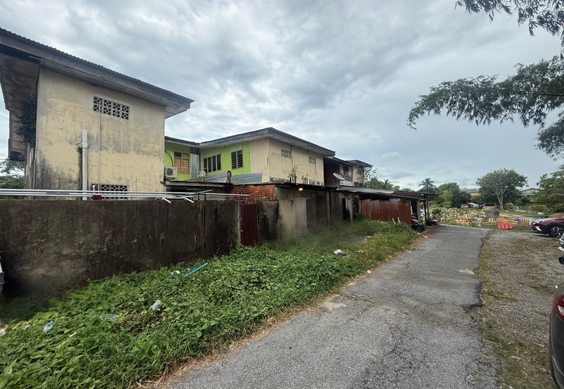 Shoplot 2 Tingkat di Batu Buruk mengadap Jalan Utama ke Bandaraya Kuala Terengganu
