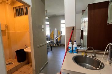 𝐑𝐔𝐌𝐀𝐇 𝐓𝐄𝐑𝐄𝐒 𝐃𝐔𝐀 𝐓𝐈𝐍𝐆𝐊𝐀𝐓 𝐂𝐎𝐑𝐍𝐄𝐑𝐋𝐎𝐓 𝐃𝐈 𝐓𝐀𝐌𝐀𝐍 𝐃𝐄𝐒𝐀 𝐒𝐎𝐋𝐄𝐇𝐀𝐇, 𝐊𝐔𝐀𝐋𝐀 𝐍𝐄𝐑𝐔𝐒