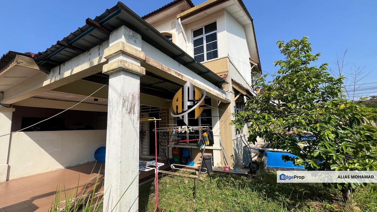 𝐑𝐔𝐌𝐀𝐇 𝐓𝐄𝐑𝐄𝐒 𝐃𝐔𝐀 𝐓𝐈𝐍𝐆𝐊𝐀𝐓 𝐂𝐎𝐑𝐍𝐄𝐑𝐋𝐎𝐓 𝐃𝐈 𝐓𝐀𝐌𝐀𝐍 𝐃𝐄𝐒𝐀 𝐒𝐎𝐋𝐄𝐇𝐀𝐇, 𝐊𝐔𝐀𝐋𝐀 𝐍𝐄𝐑𝐔𝐒, Terengganu, 