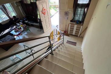 𝐑𝐔𝐌𝐀𝐇 𝐓𝐄𝐑𝐄𝐒 𝐃𝐔𝐀 𝐓𝐈𝐍𝐆𝐊𝐀𝐓 𝐂𝐎𝐑𝐍𝐄𝐑𝐋𝐎𝐓 𝐃𝐈 𝐓𝐀𝐌𝐀𝐍 𝐃𝐄𝐒𝐀 𝐒𝐎𝐋𝐄𝐇𝐀𝐇, 𝐊𝐔𝐀𝐋𝐀 𝐍𝐄𝐑𝐔𝐒