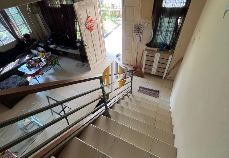 𝐑𝐔𝐌𝐀𝐇 𝐓𝐄𝐑𝐄𝐒 𝐃𝐔𝐀 𝐓𝐈𝐍𝐆𝐊𝐀𝐓 𝐂𝐎𝐑𝐍𝐄𝐑𝐋𝐎𝐓 𝐃𝐈 𝐓𝐀𝐌𝐀𝐍 𝐃𝐄𝐒𝐀 𝐒𝐎𝐋𝐄𝐇𝐀𝐇, 𝐊𝐔𝐀𝐋𝐀 𝐍𝐄𝐑𝐔𝐒