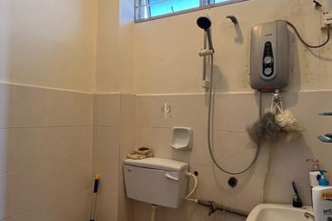 𝐑𝐔𝐌𝐀𝐇 𝐓𝐄𝐑𝐄𝐒 𝐃𝐔𝐀 𝐓𝐈𝐍𝐆𝐊𝐀𝐓 𝐂𝐎𝐑𝐍𝐄𝐑𝐋𝐎𝐓 𝐃𝐈 𝐓𝐀𝐌𝐀𝐍 𝐃𝐄𝐒𝐀 𝐒𝐎𝐋𝐄𝐇𝐀𝐇, 𝐊𝐔𝐀𝐋𝐀 𝐍𝐄𝐑𝐔𝐒