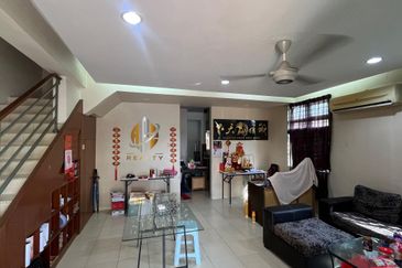 𝐑𝐔𝐌𝐀𝐇 𝐓𝐄𝐑𝐄𝐒 𝐃𝐔𝐀 𝐓𝐈𝐍𝐆𝐊𝐀𝐓 𝐂𝐎𝐑𝐍𝐄𝐑𝐋𝐎𝐓 𝐃𝐈 𝐓𝐀𝐌𝐀𝐍 𝐃𝐄𝐒𝐀 𝐒𝐎𝐋𝐄𝐇𝐀𝐇, 𝐊𝐔𝐀𝐋𝐀 𝐍𝐄𝐑𝐔𝐒