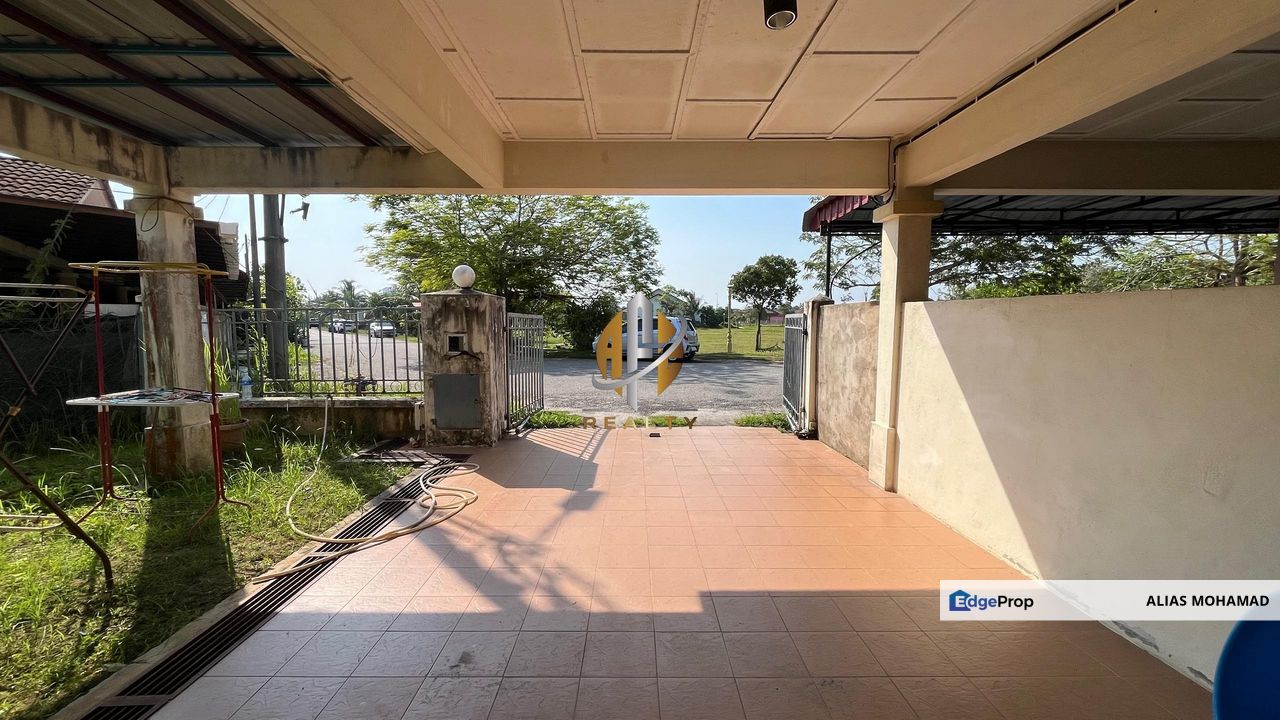 𝐑𝐔𝐌𝐀𝐇 𝐓𝐄𝐑𝐄𝐒 𝐃𝐔𝐀 𝐓𝐈𝐍𝐆𝐊𝐀𝐓 𝐂𝐎𝐑𝐍𝐄𝐑𝐋𝐎𝐓 𝐃𝐈 𝐓𝐀𝐌𝐀𝐍 𝐃𝐄𝐒𝐀 𝐒𝐎𝐋𝐄𝐇𝐀𝐇, 𝐊𝐔𝐀𝐋𝐀 𝐍𝐄𝐑𝐔𝐒, Terengganu, 